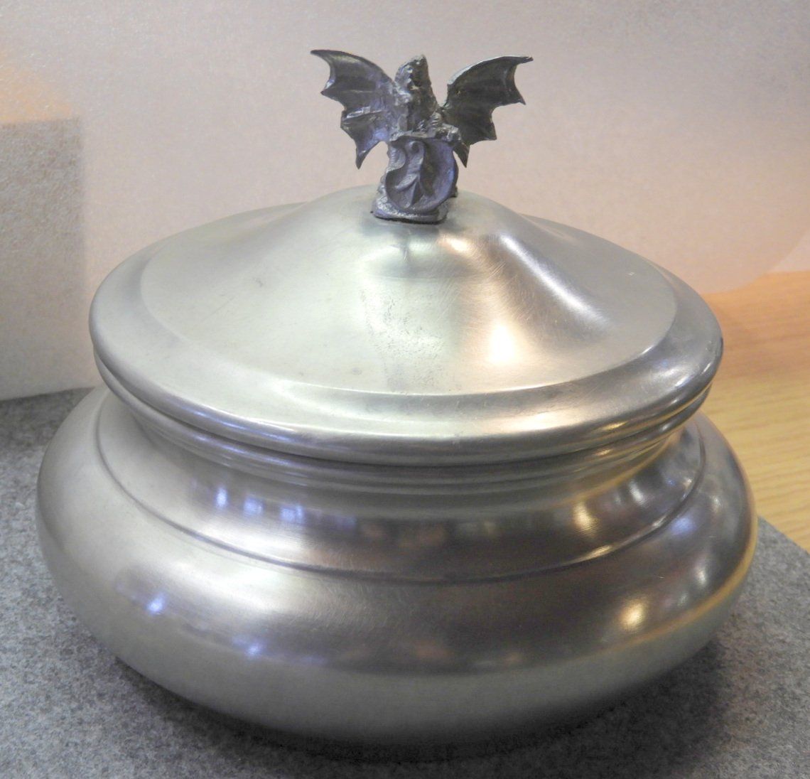 Statuette: ZINNDOSE, SP. BASILISK, KLEINE MODELL, LIQUIDATION PREIS – Nuovo (secondo la descrizione) da Ettingen venduto da 1985printemps 1