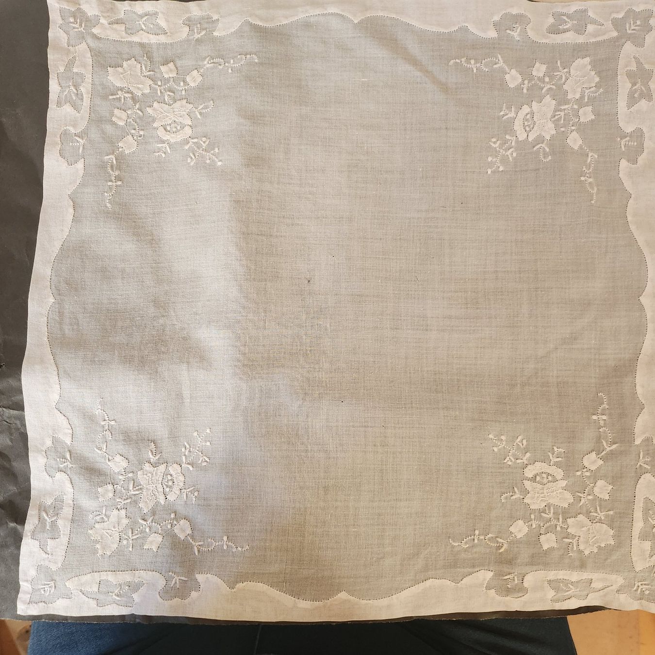 Tessuti: Elegantes Deckchen mit zarter Stickerei – Usato da Weiningen ZH venduto da Annakatharina