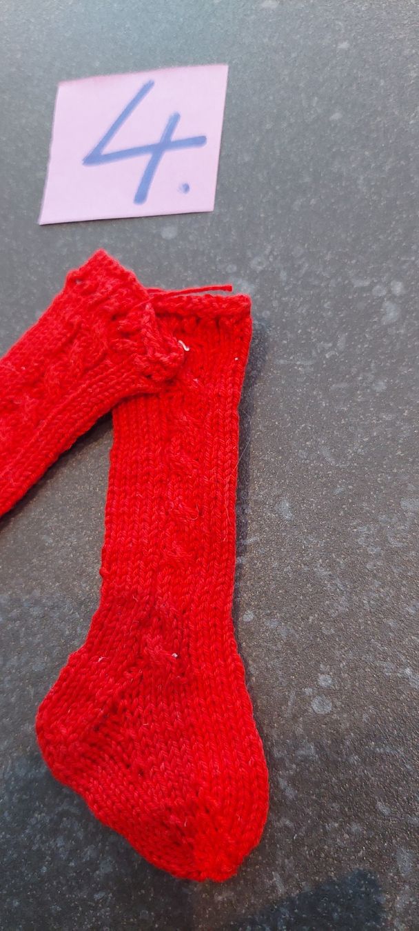 Bambole: Puppensocken dunkelrot handgestrickt neu  – Nuovo (secondo la descrizione) da Muri AG venduto da nindo1 7