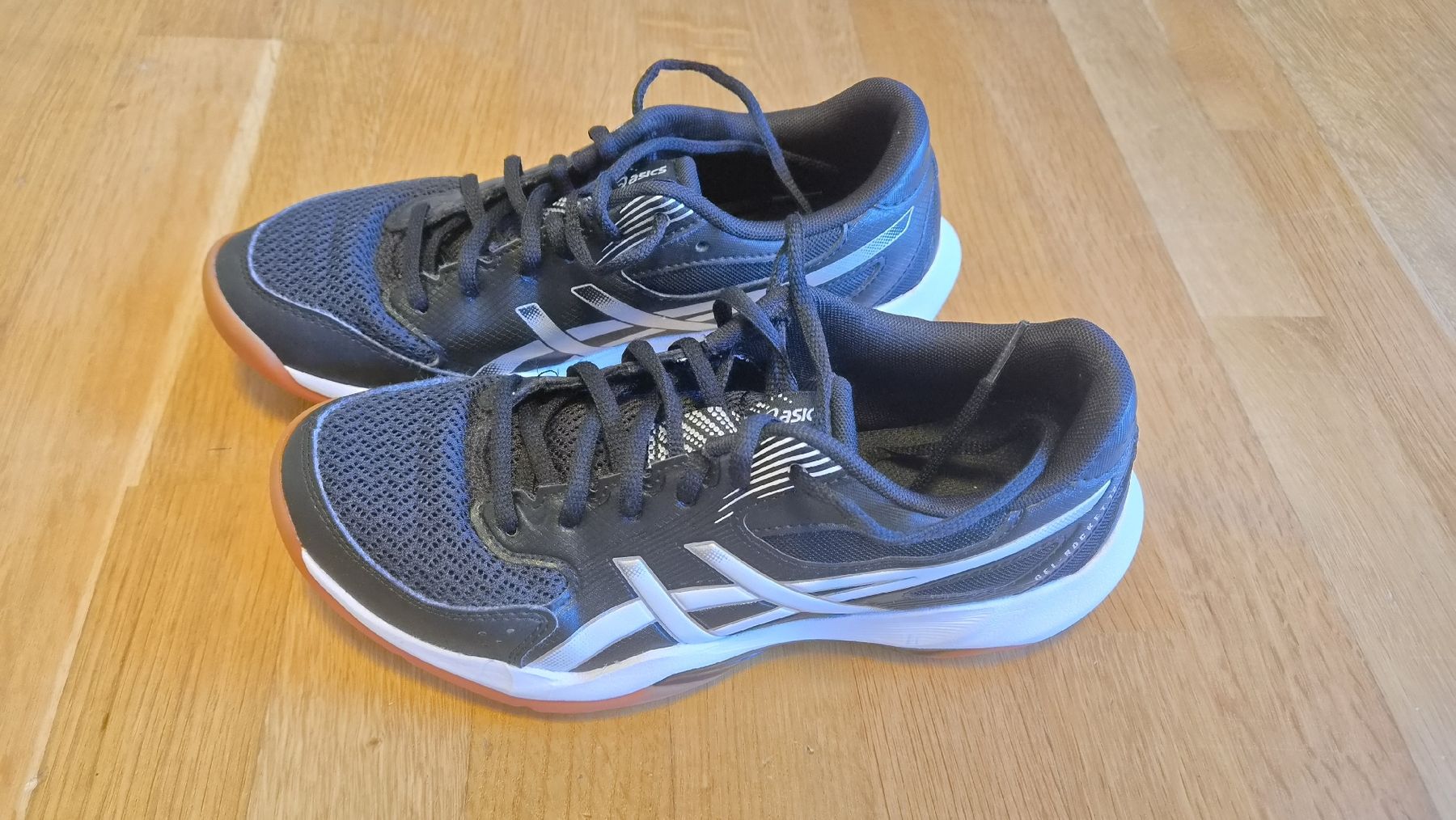 Abbigliamento: Asics Hallenschuhe Grösse 38 – Usato da Zürich venduto da yerzy