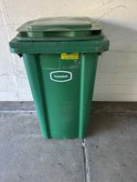 2 grüne Abfallcontainer – 240 L und 800 L