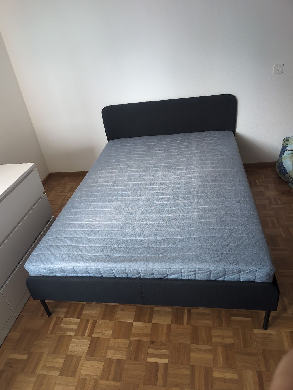 Ikea Letti: Bettgestell mit Matratze schwarz 140x200 cm – Nuovo (secondo la descrizione) da Alberswil venduto da __colafroeschli__