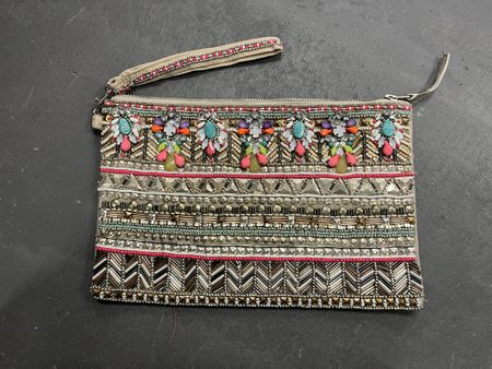 Clutch Accessorize bestickt mit Perlen