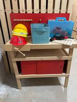 Etabli en bois avec outils et casques en plastique