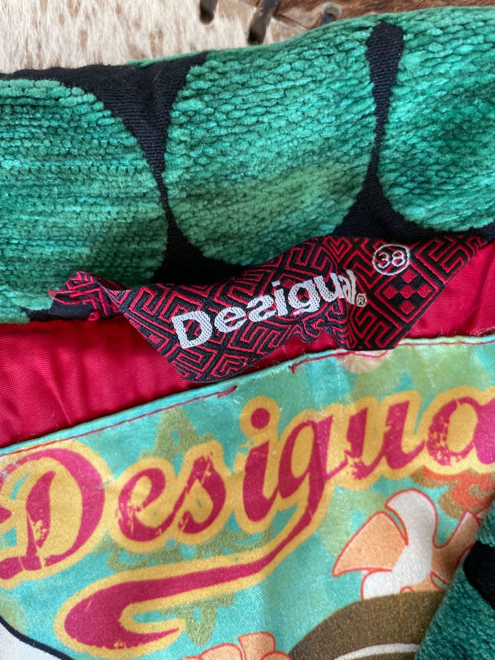 Desigual Manteaux: Desigual Mantel Patchwork Design gebraucht schwarz – D'occasion à Rapperswil SG par 77wanderer77 6