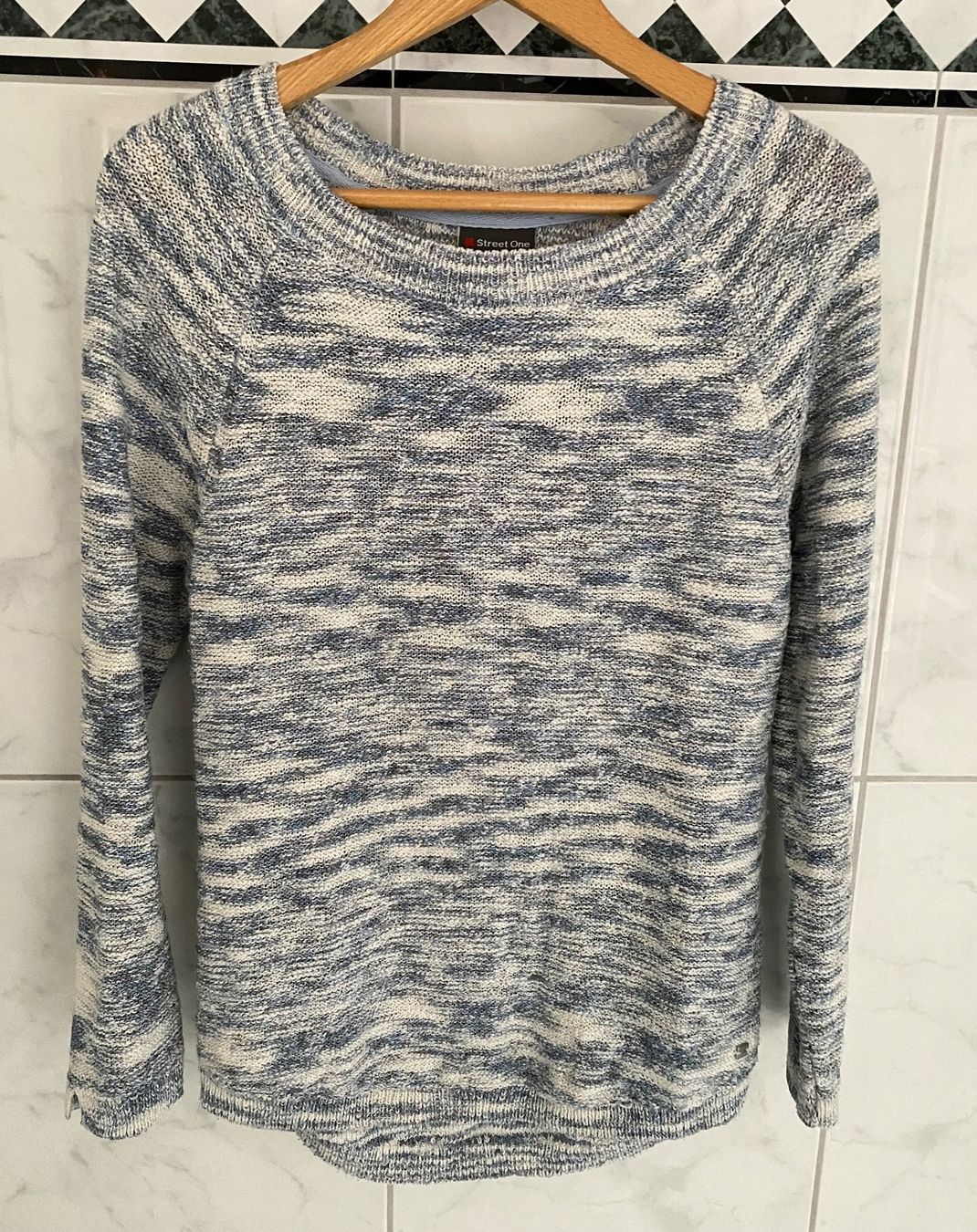 Pullover & Sweatshirts: Street One Strickpullover, weiss-hellblau, Gr. 40 – Gebraucht aus Niederhasli von Erwied