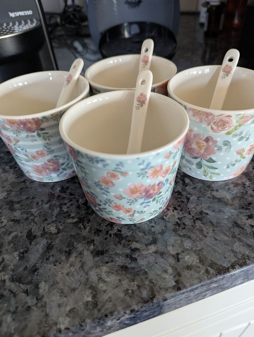 Set di piatti: Glacebecher Mit Löffeli – Usato da Bettlach venduto da Costmiri