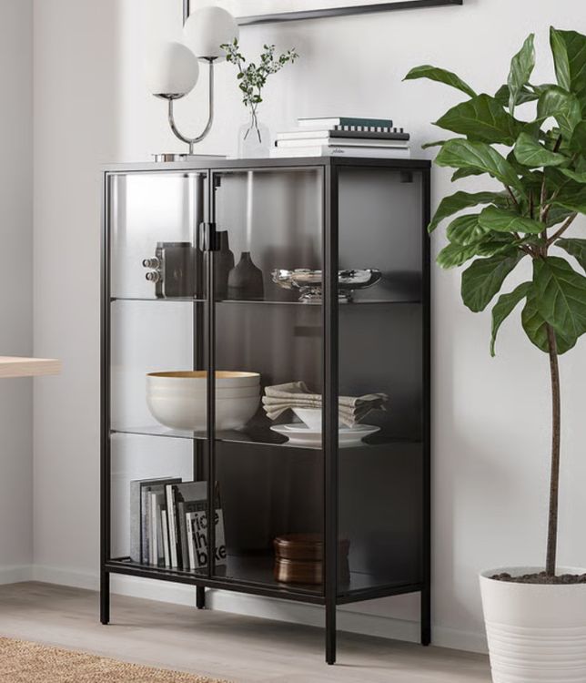 Vitrine Metall und Glas IKEA schwarz (Neu (gemäss Beschreibung)) in Pfäffikon ZH für CHF 70 – nur Abholung auf Ricardo kaufen