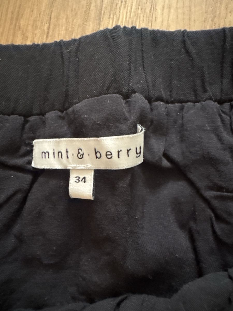 Mint & Berry Hosen: Kurze Hose schwarz Grösse 34 Mint & Berry – Gebraucht aus Mels von ann_v2x9 1