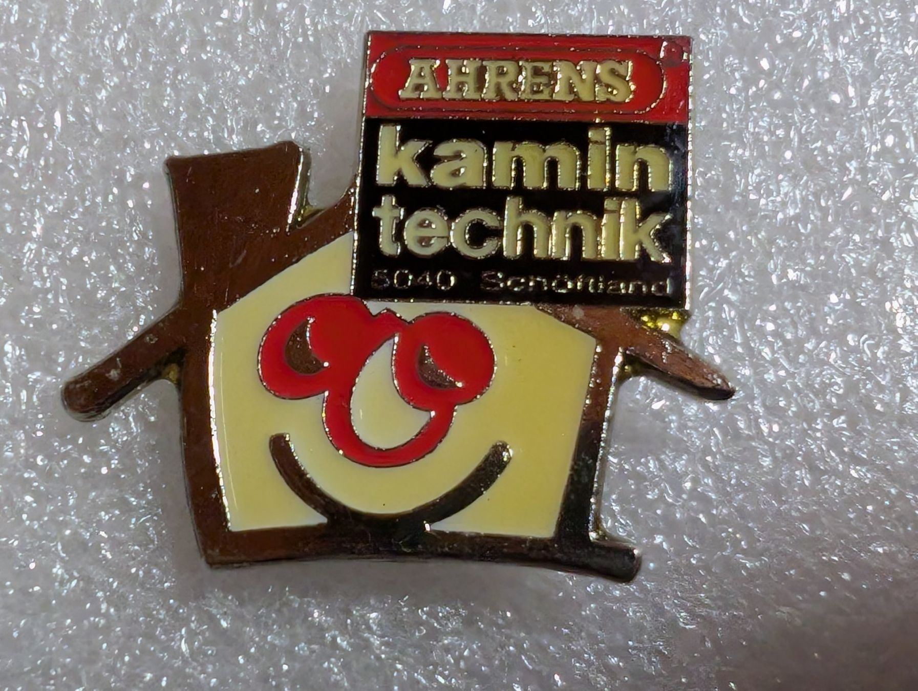 Plaquettes & Badges: Ansteckpin 246: Ahrens Kamin Technik – D'occasion à Oppligen par Pin-Fall-Shop