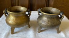 Petits chaudrons tripodes en bronze