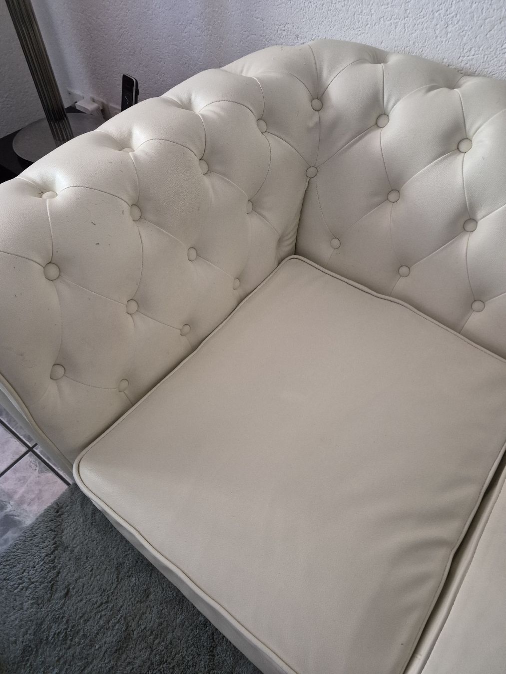 Sofas: 2x Chesterfield-lock Sofa creme Lederoptik 3 Sitzer – Gebraucht aus Selzach von Paradiso89 4
