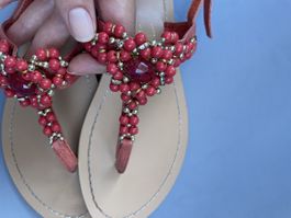 Schöne Sandalen mit Steinen