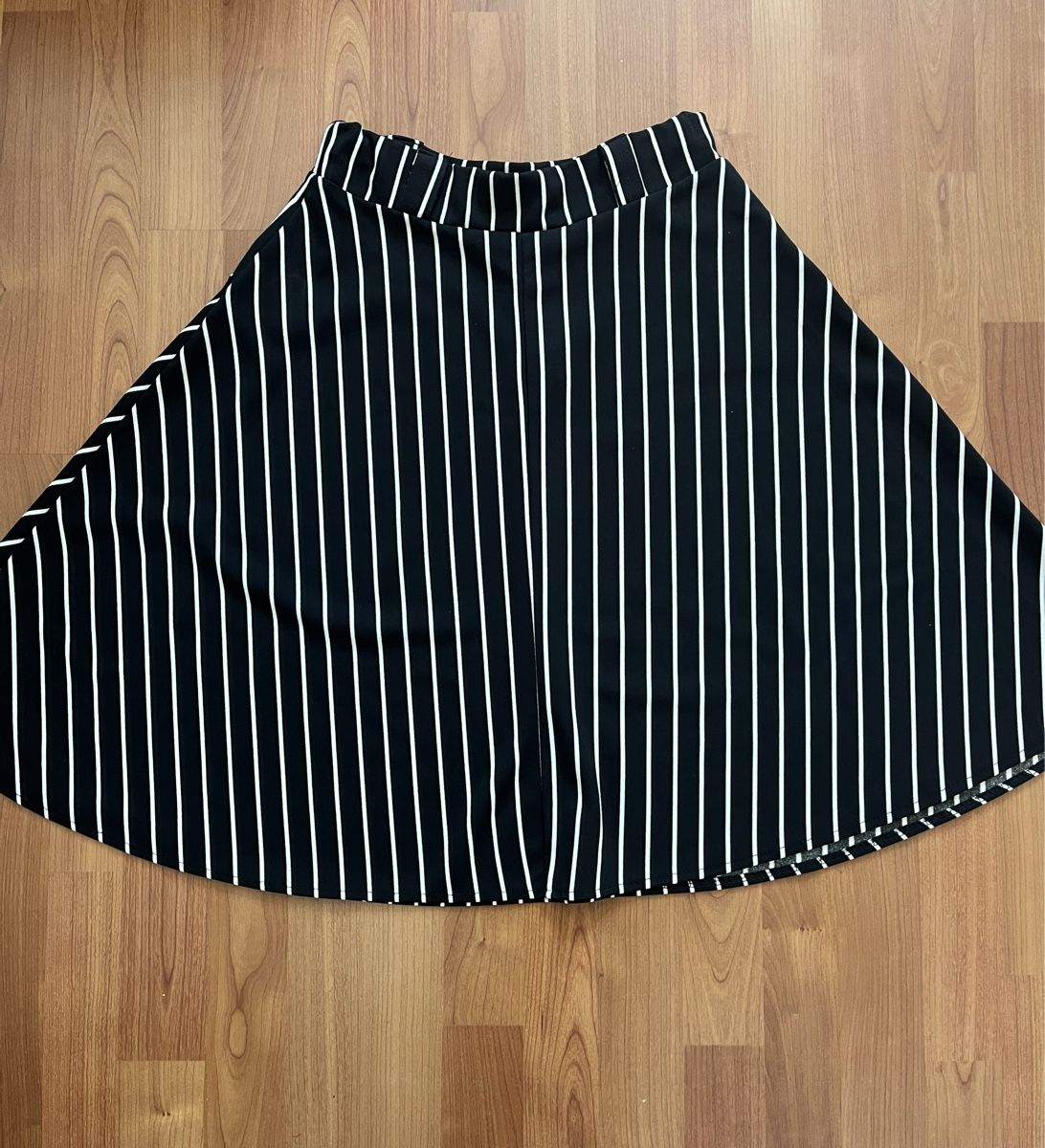 Gonne: Gonna a righe bianca e nera - Perfetta! – Nuovo (secondo la descrizione) da Echandens venduto da lillisfashion 2