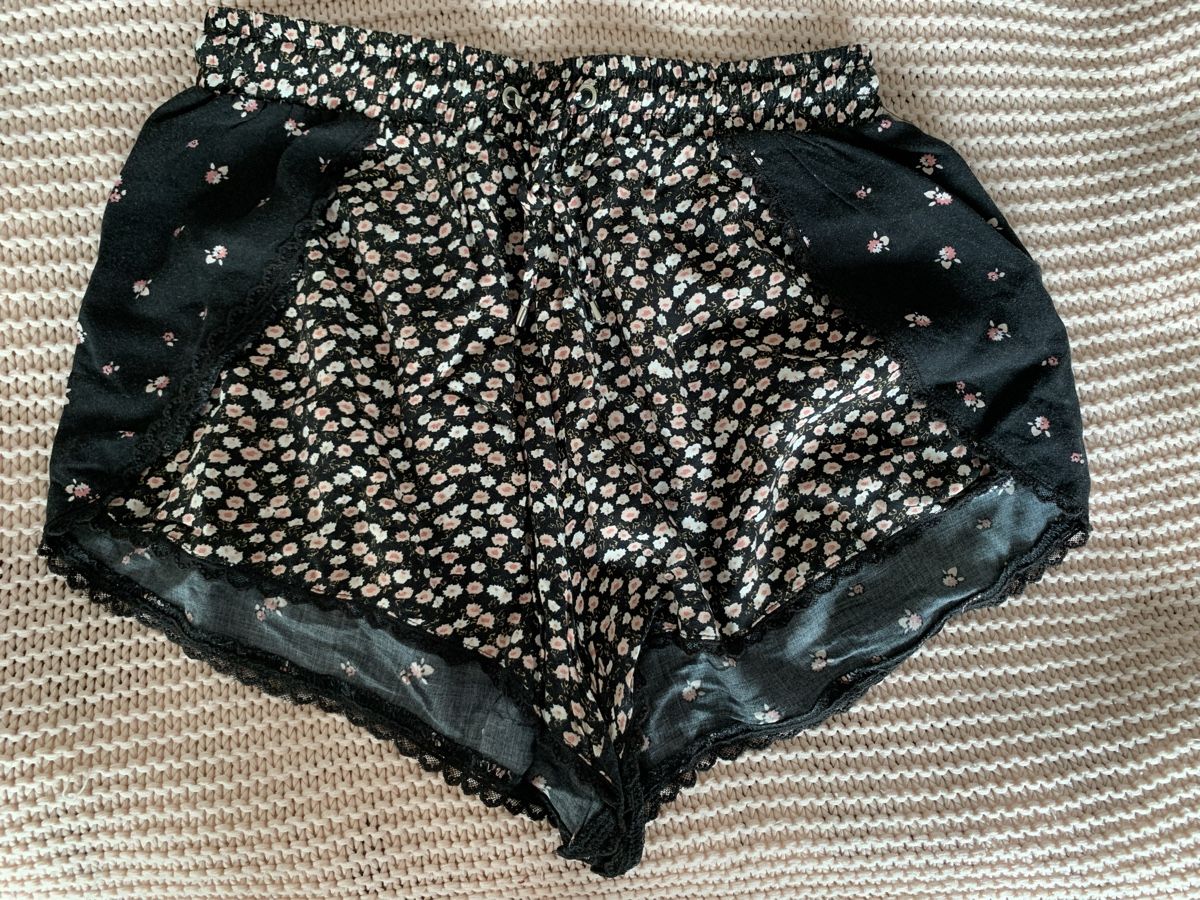 Pantaloni: Short léger noir fleuri – Usato da Montreux venduto da Izapeche811