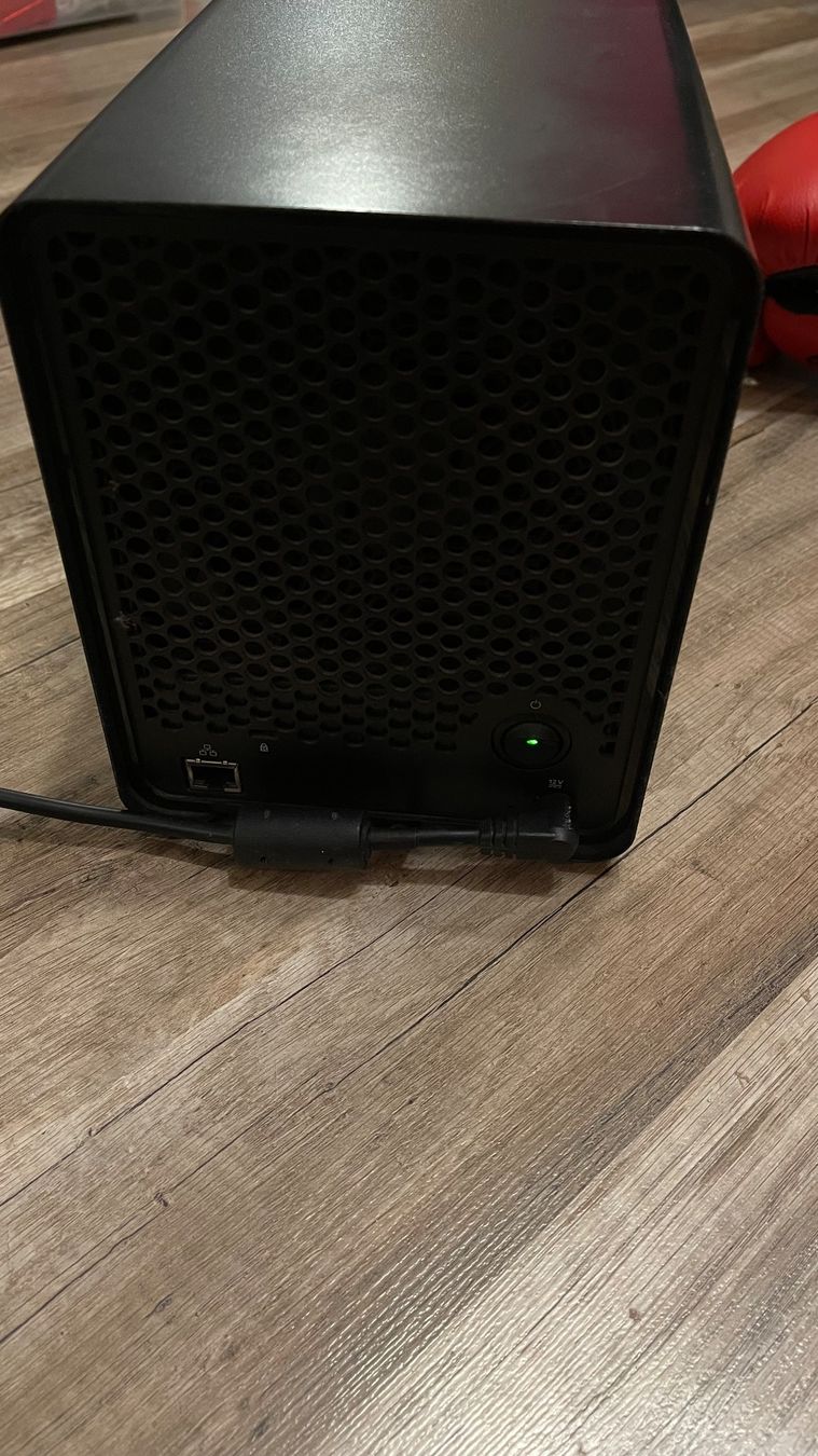 Hubs & Switches: 2 Drobo NAS - models inside the ad – Gebraucht aus Genève von kor_78mm 6