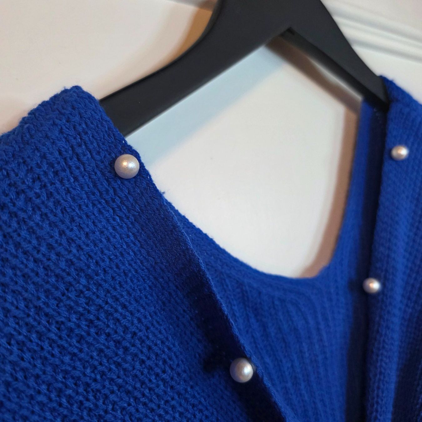 Maglioni & Felpe: Royalblauer Crop Pullover M/L mit Perlen – Elegant – Usato da Wald ZH venduto da CapLux 3