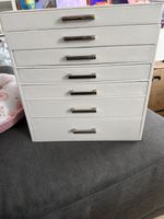 Schöne weisse Schmuckschatulle mit 7 Fächern