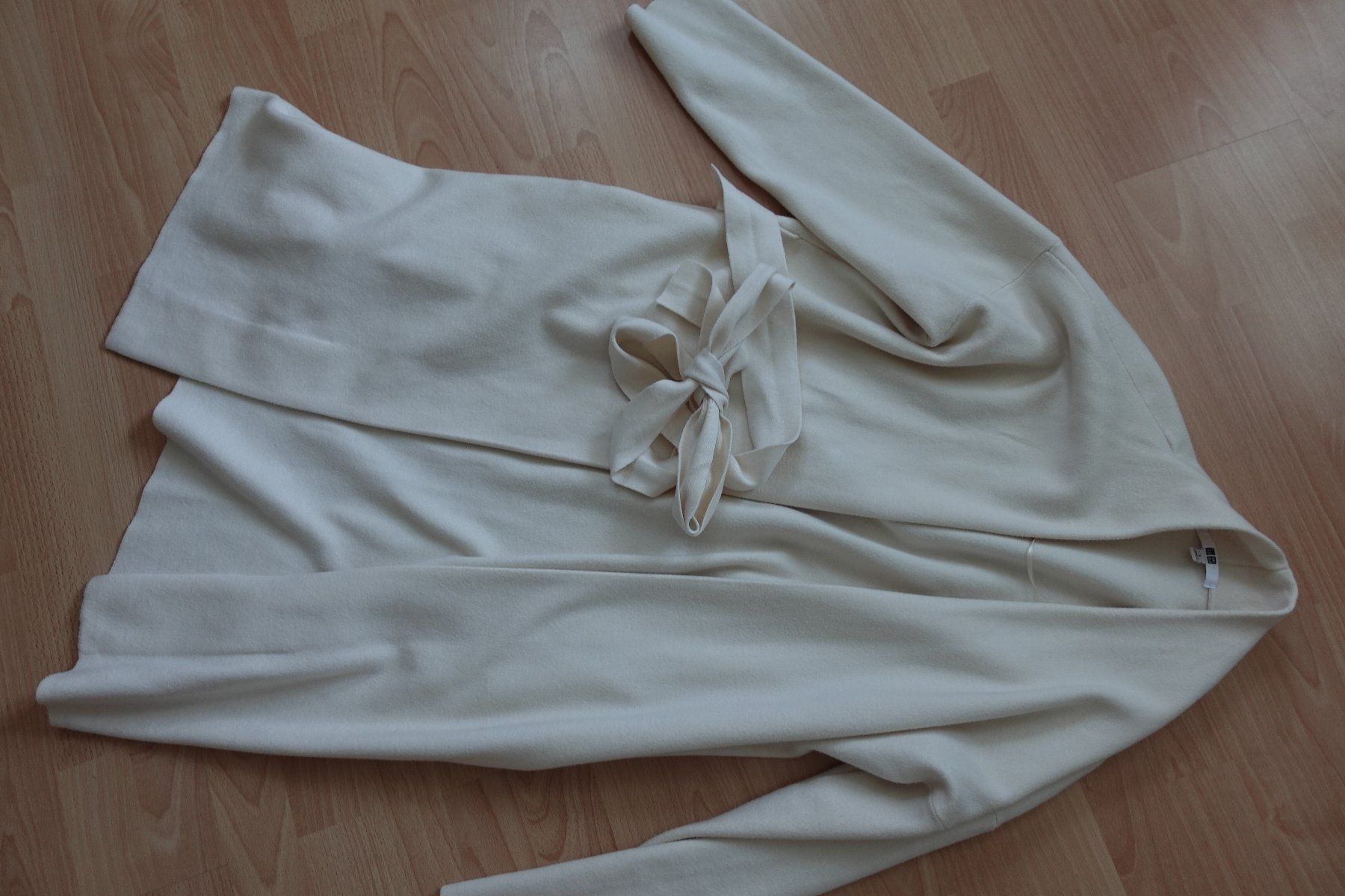 Uniqlo Jacken: UNIQLO | Jacke / Mantel in Creme – Gebraucht aus Ettiswil von maimaiswiss