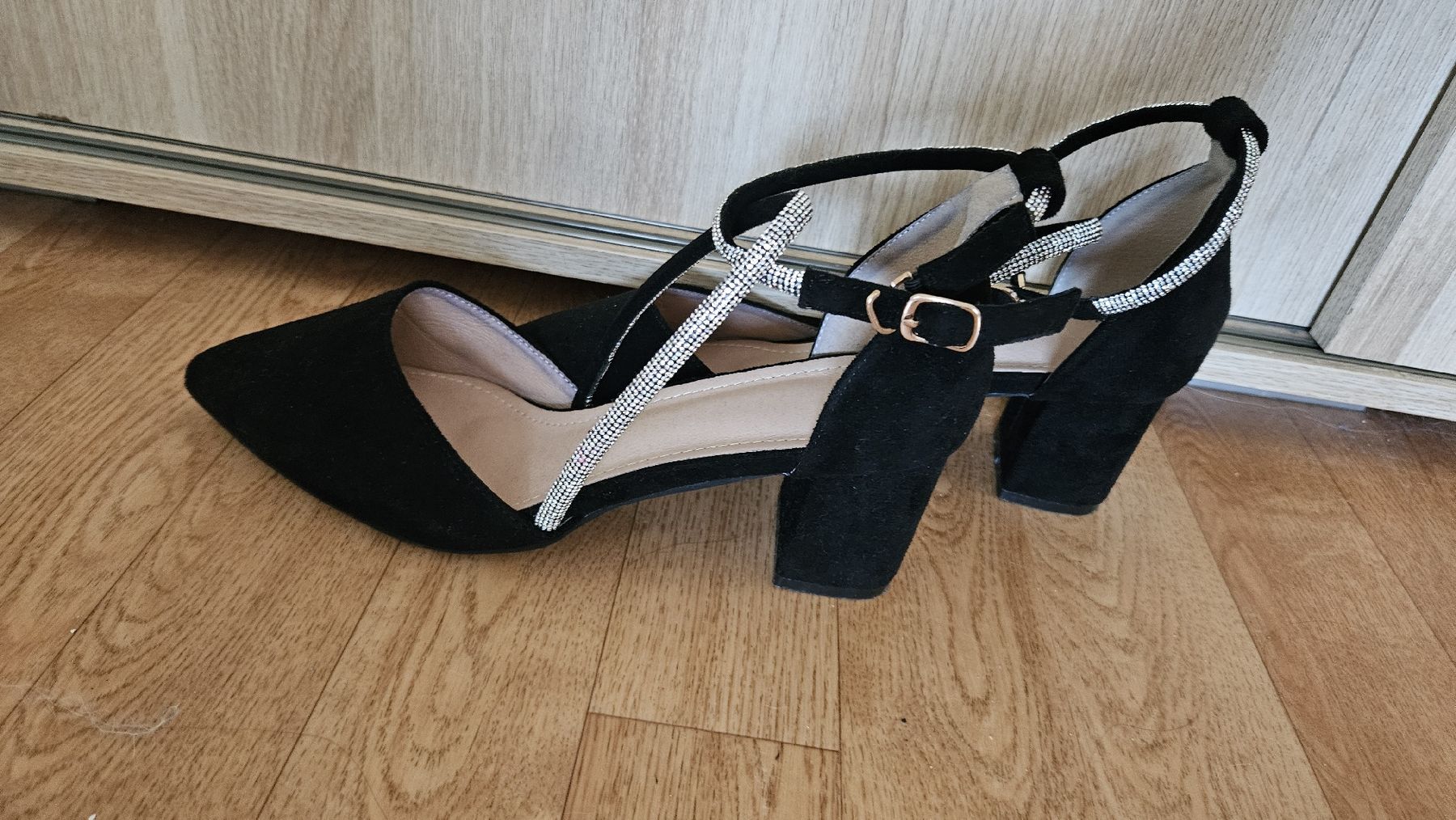 Scarpe da donna: Schwarze Sandalen mit Strass, Absatzschuh, Gr. 39 – Usato da Glattbrugg venduto da SnowWhite01