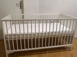 Kinderbett, weiss, sehr gut erhalten, mit Matratze!