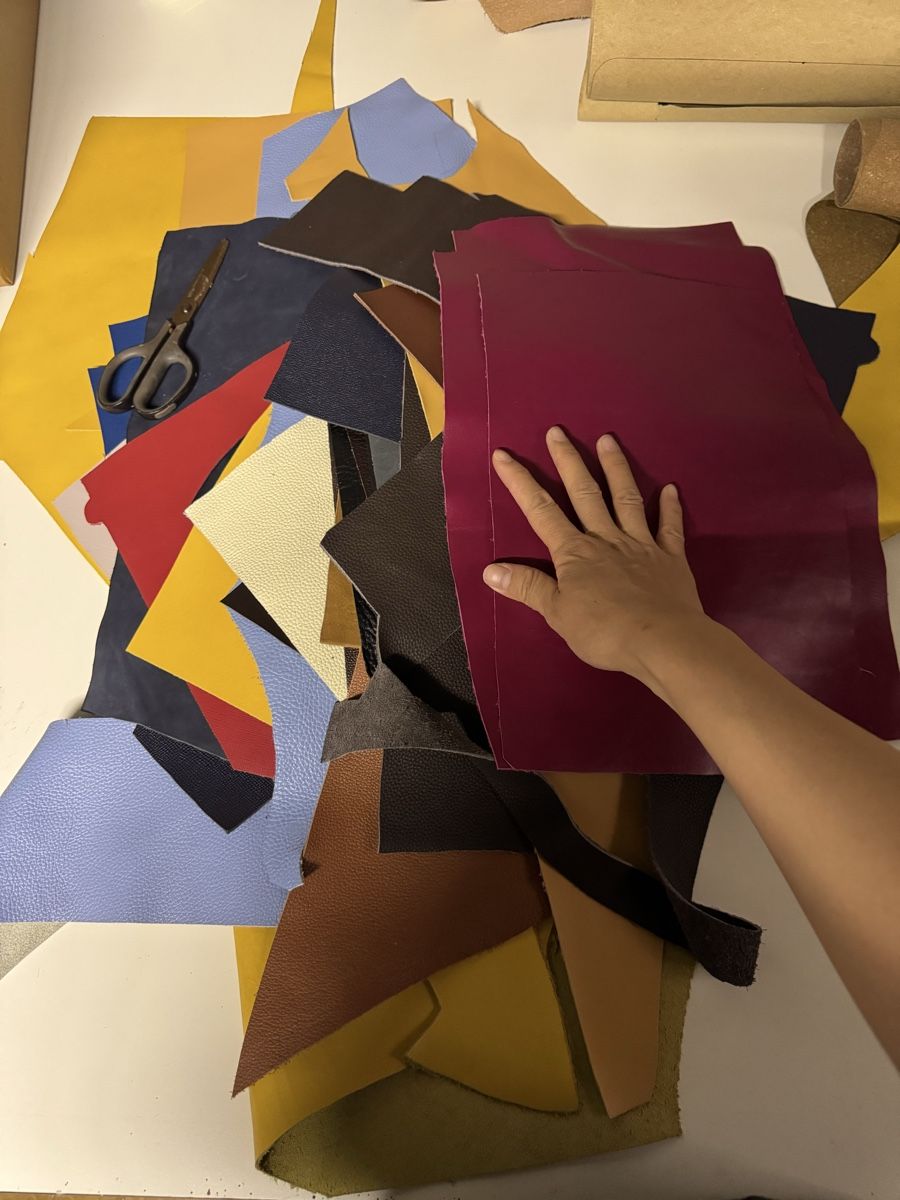 Tessuti: Lederresten/ leather scraps big pieces  – Usato da Veyras venduto da ValClasse 1