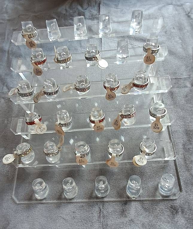 Ringe: Etagen-Ringpräsentierer Plexi inkl. Ringe – Gebraucht aus Sulgen von Bmabi 1