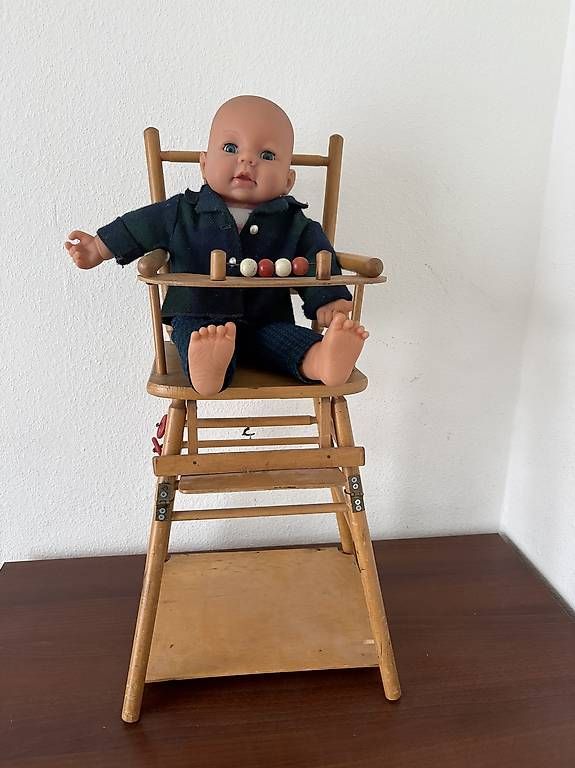 Puppen: Puppe inkl Holzpuppenstuhl – Gebraucht aus Zürich von sch_kqj7