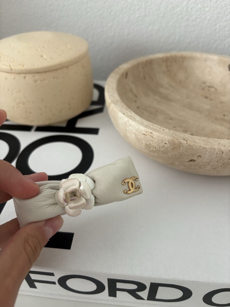 Accessori per capelli: Hairclip in Beige Camelia – Nuovo (secondo la descrizione) da Horgen venduto da len_qjz9
