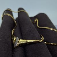 Wunderschönes Collier in 750 Gelbgold mit 3 Diamanten 