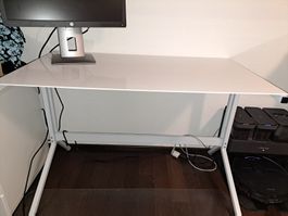 Einfacher Bürotisch mit weisser Glasplatte