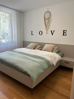 Bett mit Nachttisch und Kommode