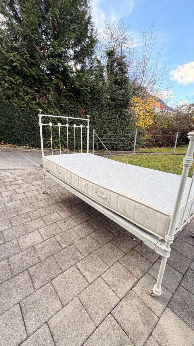 Betten: VIKTORIANISCHES EINZELBETT AUS MESSING UND EISEN – Gebraucht aus Zizers von 7000GR 2