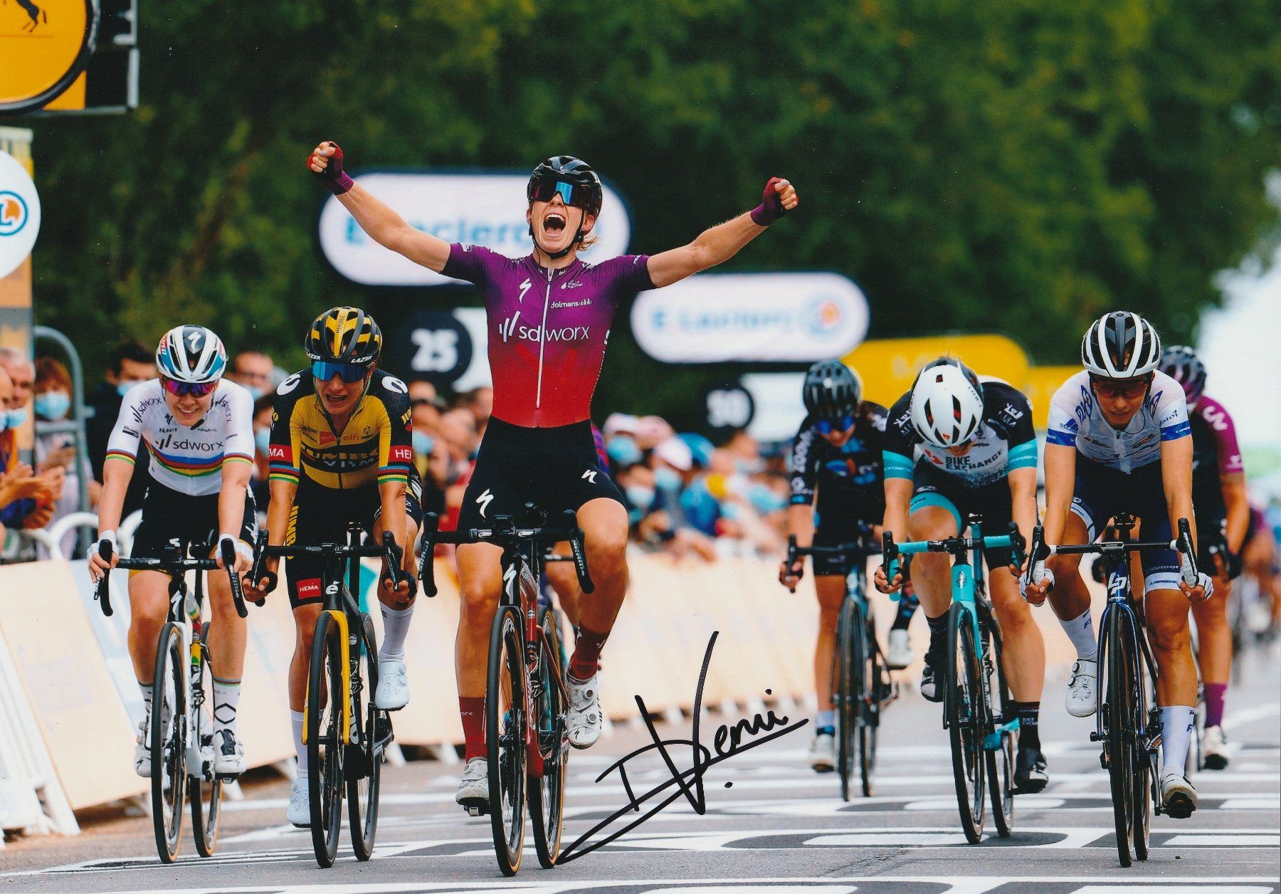 Autografi: Demi Vollering / Originalautogramm – Usato da Schwyz venduto da racingautographs