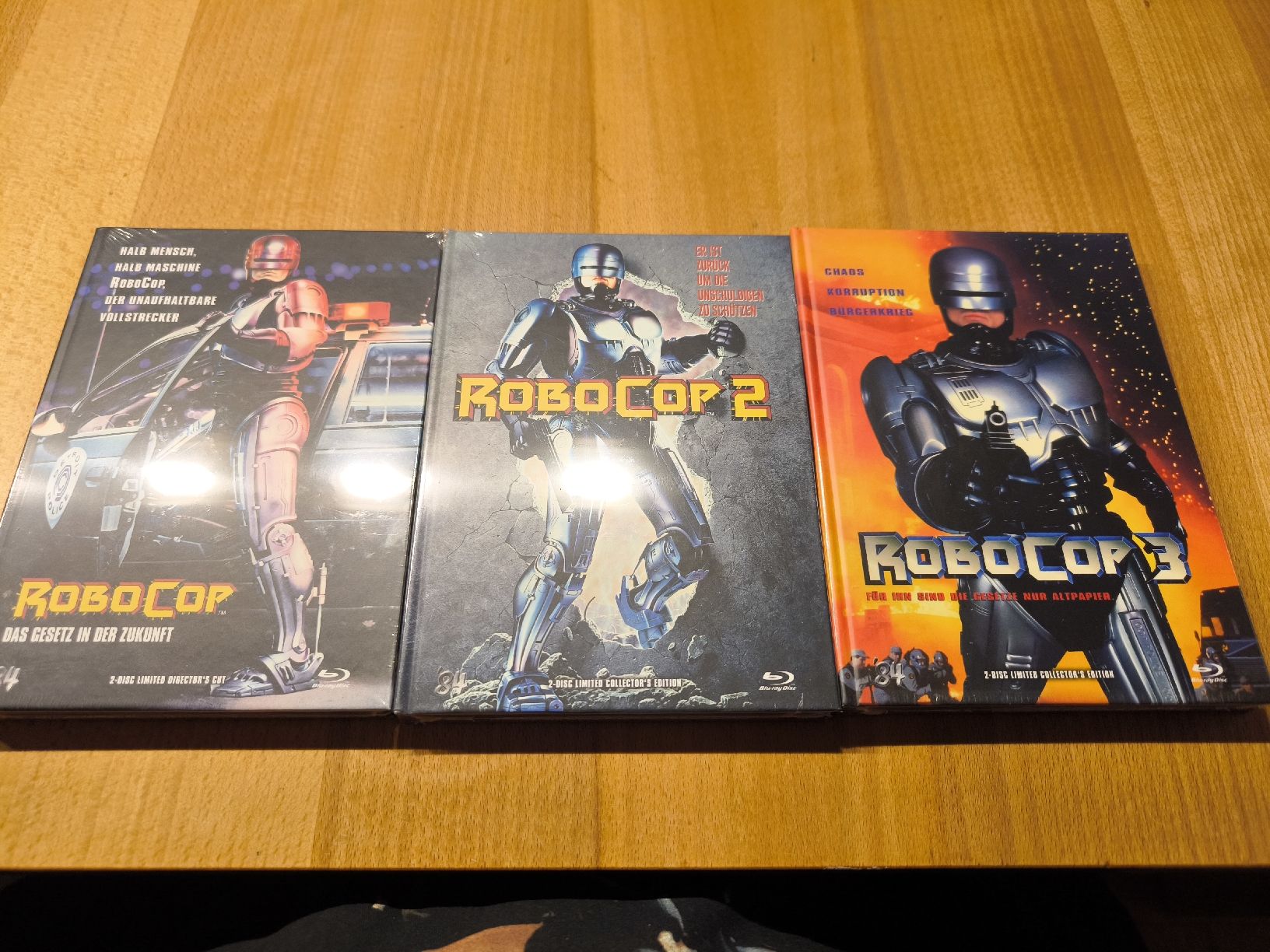 Tutti i DVDs: Robocop Trilogie VHS Cover Mediabooks – Nuovo e nell'imballaggio originale da Dürnten venduto da Nexomynon