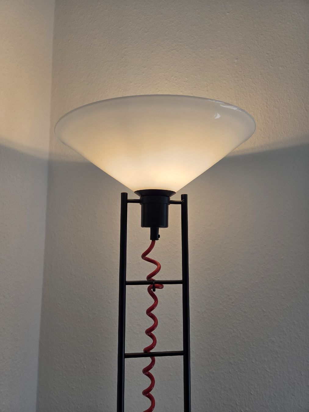 Lampen: Stehlampe schwarz mit rotem Kabel – Gebraucht aus Allschwil von Puellula 6