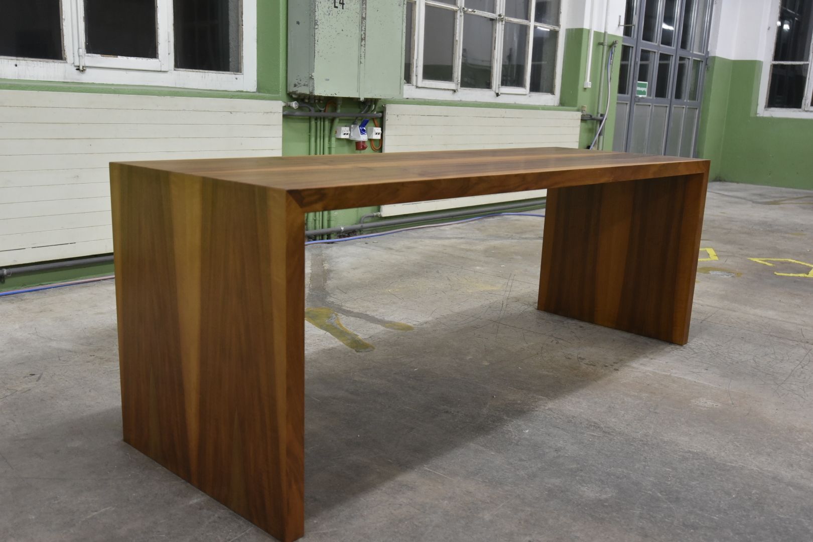 Tische: Designer Esstisch aus Nussbaum – Gebraucht aus Lichtensteig von Usedinstorecom