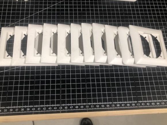 Spine: Elektro-Abdeckplatten, Rahmen, Steckdosen und Schalter – Usato da Röschenz venduto da Prydwynn 3