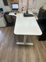 Elektrisch verstellbarer Tisch in weiss