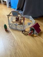 Schleich Set: Pferd & Fohlen mit Koppel und Hunden