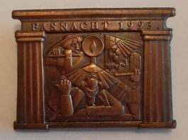 1993 (K-A) s'Theater goht wyter - Basler Fasnachtsplakette