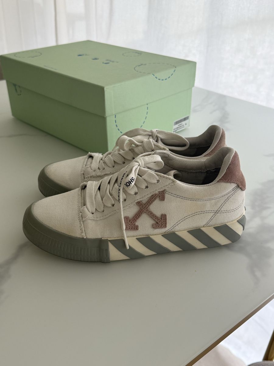 Off-White Scarpe da donna: Chausseurs Off-White vierges, taille 38 – Usato da Peseux venduto da kul_pz6z