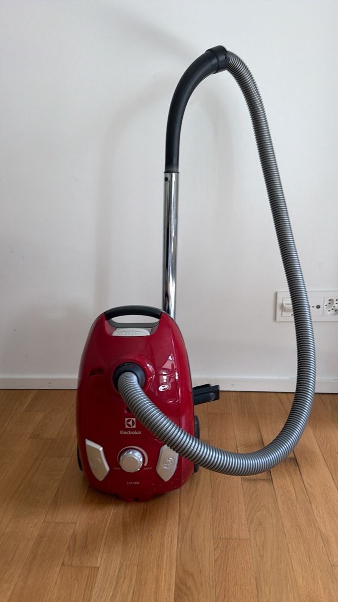 Electrolux Aspirapolveri & Accessori: Staubsauger Electrolux rot – Usato da Basel venduto da leonharda 1