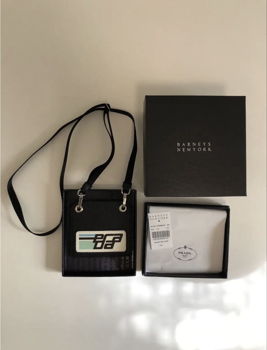 Prada Altro in  Abbigliamento & Accessori: Prada Kartenetui Neck Wallet Saffiano Leder Schwarz – Nuovo (secondo la descrizione) da Zürich venduto da Recode.Fashion 7
