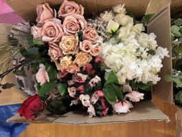 2 Schachteln voller künstlicher Blumen 