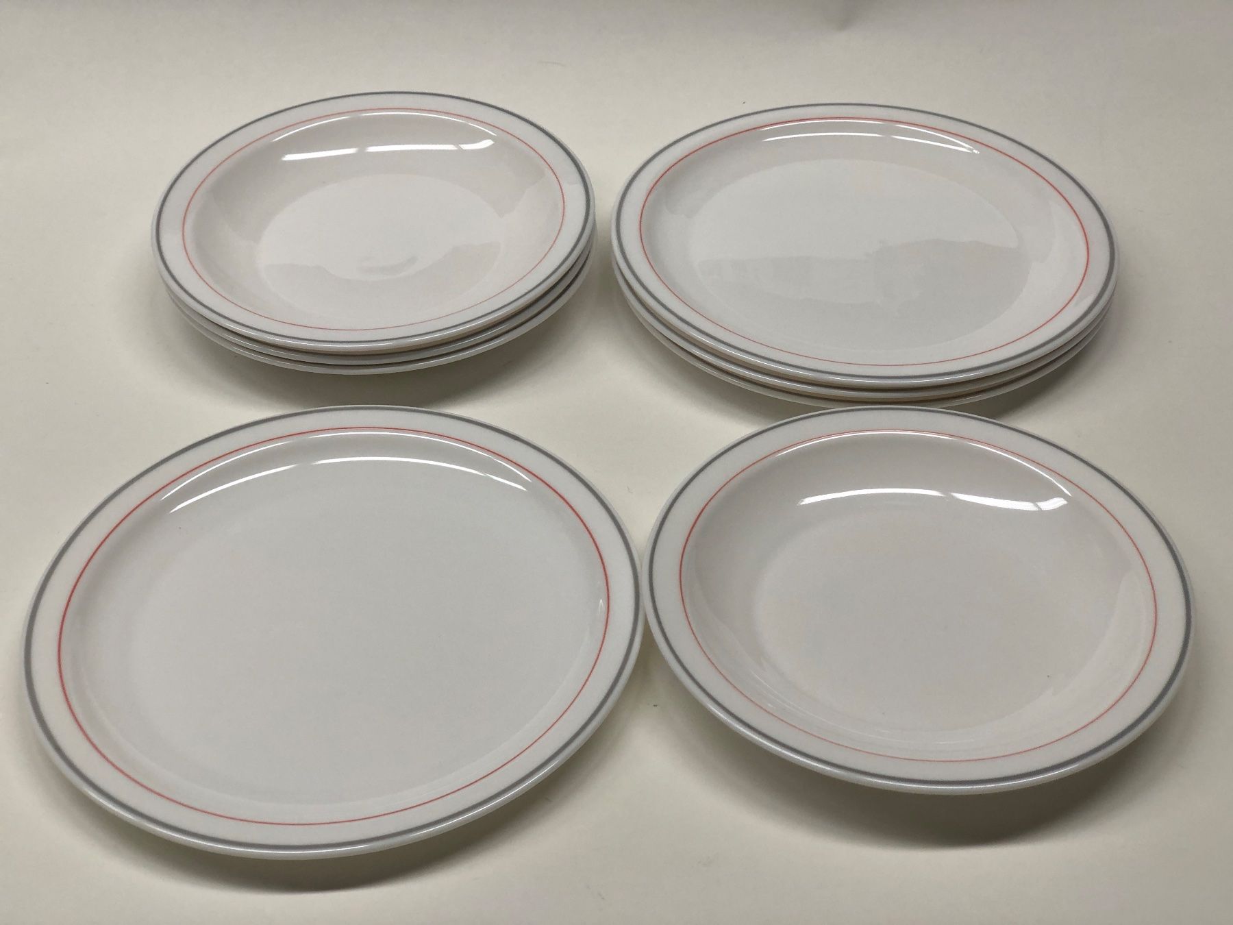 Geschirrsets: Teller Set 8-teilig - Arcopal - weiss mit Farbrand – Neu (gemäss Beschreibung) aus Bergdietikon von Garak