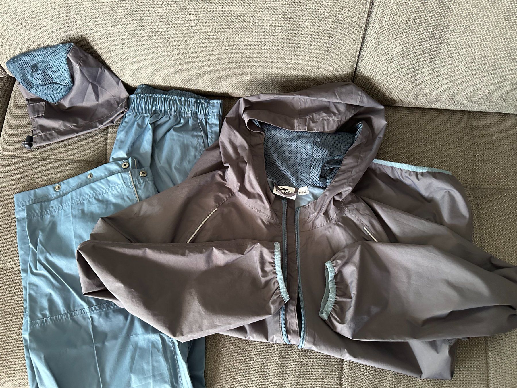 Lotti di vestiti: Crane Regenjacke mit Hose 146/152 – Usato da Boppelsen venduto da KASIBO