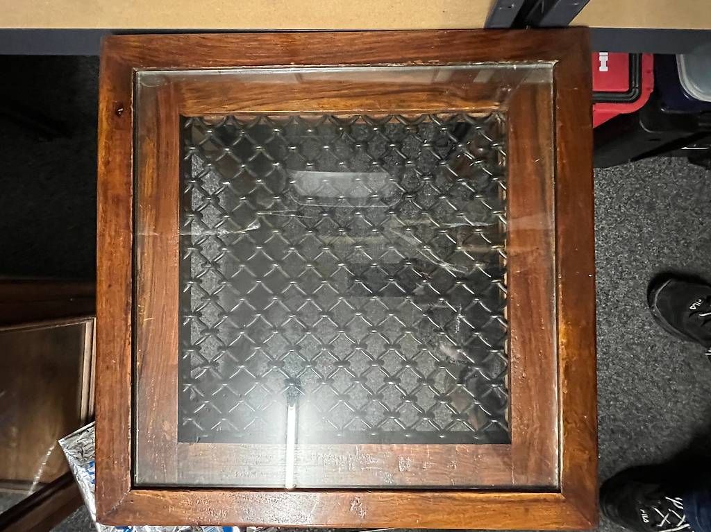 Tavoli: Alter Indischer Beistelltisch mit Glasdeckel 1970 – Usato da Triesenberg venduto da Malbun1958 1