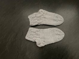 Handgestrickte Baby- Socken Gr. 22