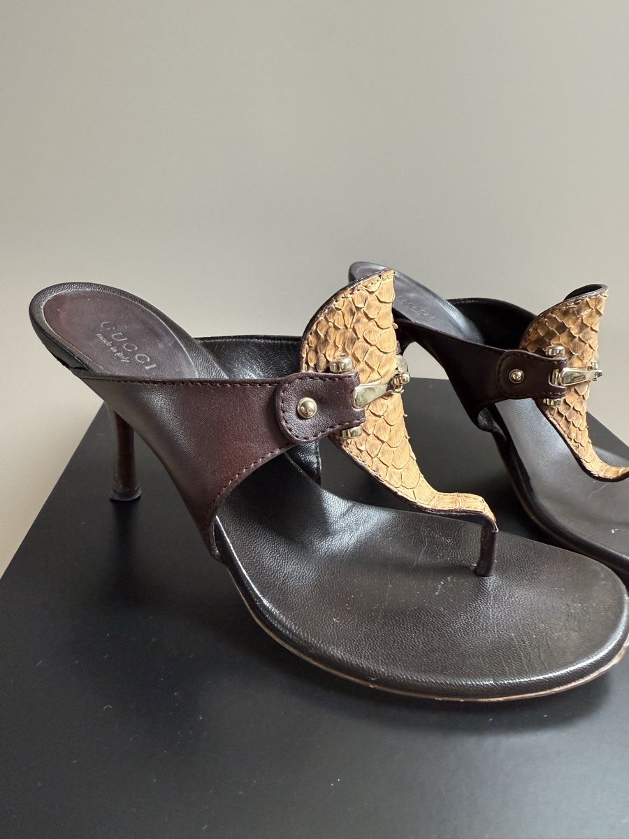 Gucci Scarpe da donna: Gucci Zehentrenner Sandalen, Gr. 37 Echte Pythonleder – Usato da Stettlen venduto da Beauty-19 1